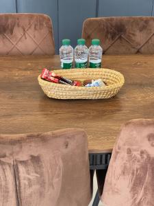 a basket of water bottles sitting on top of a table at شالية السحاب in Al Ḩazm