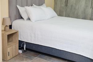 Cama o camas de una habitación en Stylish Self Catering Unit in Maseru CBD