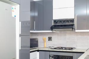 Una cocina o zona de cocina en Stylish Self Catering Unit in Maseru CBD
