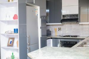 Una cocina o zona de cocina en Stylish Self Catering Unit in Maseru CBD