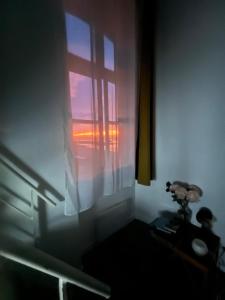 a room with a window with the sun shining through at Les yeux dans l'océan in Le Croisic