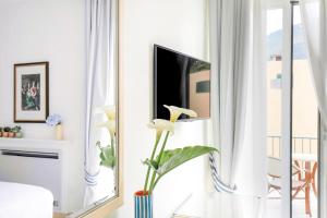 Telewizja i/lub zestaw kina domowego w obiekcie La Reginella Resort & Spa