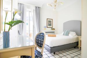 Łóżko lub łóżka w pokoju w obiekcie La Reginella Resort & Spa