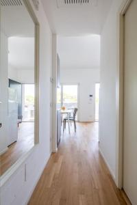 una camera con corridoio, tavolo e specchio di Benjamin House - Exclusive Modern Loft a Bari