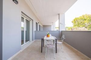 un tavolo e delle sedie sul balcone di una casa di Benjamin House - Exclusive Modern Loft a Bari