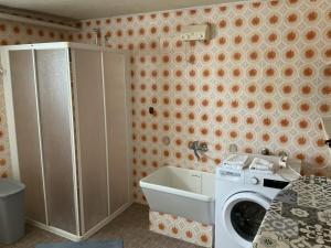 a bathroom with a washing machine and a washer at Villa tre Cai, vicina al mare e a Jesolo in Eraclea +15 photos
