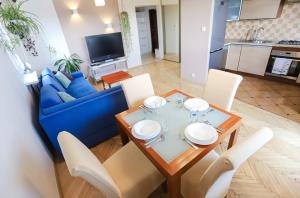 Kuchyň nebo kuchyňský kout v ubytování Zero zgiełku, blisko plaży i Starówki - z widokiem na panoramę miasta