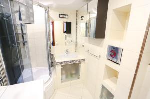 Koupelna v ubytování Zero zgiełku, blisko plaży i Starówki - z widokiem na panoramę miasta + 31 fotografií