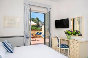 Telewizja i/lub zestaw kina domowego w obiekcie La Reginella Resort & Spa