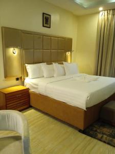 Letto o letti in una camera di Mulligan Hotel
