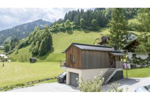 dom z samochodem zaparkowanym przed nim w obiekcie Chalet Schiederhof w mieście Grossarl +5 zdjęć