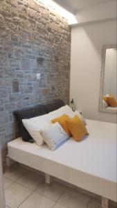 Postel nebo postele na pokoji v ubytování Gea luxury apartment Myrina 1 + 28 fotografií