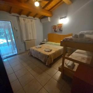 サビオ・ディ・ラヴェンナにあるAgriturismo Ca' Marinaのベッドが2つあり、窓がある部屋