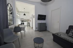 un soggiorno con un tavolo e un divano di LA SIESTA I-14 - Fincas Arena a Benidorm