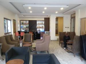 un uomo seduto nella sala d'attesa di un ristorante di Mulligan Hotel a Lagos