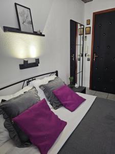 Postel nebo postele na pokoji v ubytování Studio Violet Olympic beach