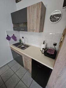 Kuchyň nebo kuchyňský kout v ubytování Studio Violet Olympic beach