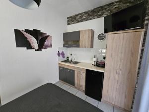 Kuchyň nebo kuchyňský kout v ubytování Studio Violet Olympic beach