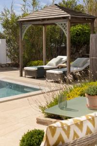 A piscina localizada em Dorion Hotel ou nos arredores