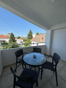 Rõdu või terrass majutusasutuses Apartmani Hadžić