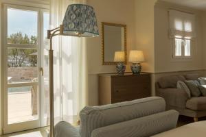 Uma área de estar em Dorion Hotel