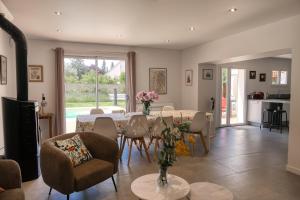a dining room with a table and chairs at Villa Quatreal Piscine privée, chauffée in Montségur-sur-Lauzon