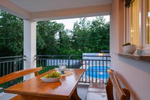 a table with a bowl of grapes on a balcony at House Luka by Briskva in Krapan