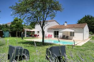a villa with a swimming pool and a house at Villa Quatreal Piscine privée, chauffée in Montségur-sur-Lauzon
