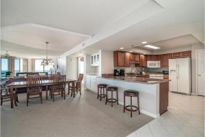 Η κουζίνα ή μικρή κουζίνα στο Beachside Paradise 3BR Panoramic Ocean Views