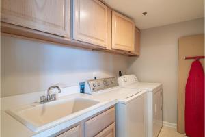 Η κουζίνα ή μικρή κουζίνα στο Beachside Paradise 3BR Panoramic Ocean Views +9 φωτογραφίες