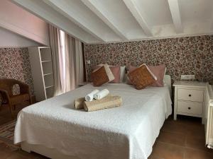 a bedroom with a bed with two towels on it at Casa Gallinera in Benissiva