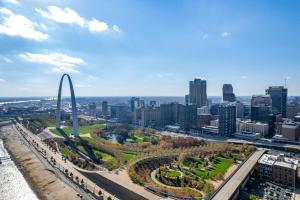 an aerial view of the gateway arch in the city at Stylish Riverfront Loft- Gym - Walk to Arch, Casino, Conventions in Saint Louis