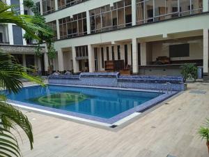 una grande piscina di fronte a un edificio di Mulligan Hotel a Lagos