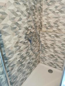 Ένα μπάνιο στο Chambre double dans villa avec piscine salle de bains privée