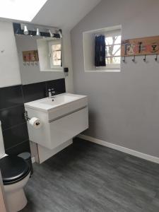 Ένα μπάνιο στο Chambre double dans villa avec piscine salle de bains privée +13 φωτογραφίες