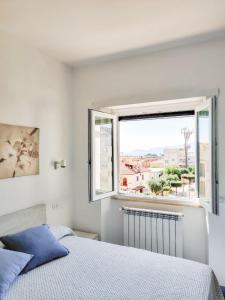 une chambre avec un lit et une grande fenêtre dans l'établissement Azure Stay, à Sperlonga