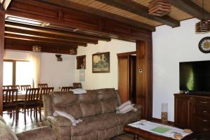 a living room with a couch and a table at Domeniul Mortasifu in Nişcov