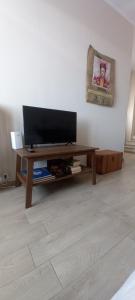 TV a/nebo společenská místnost v ubytování Nel centro storico di Moncalieri + 10 fotografií