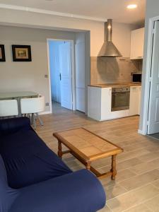 un soggiorno con un divano blu e un tavolo di T2 proche des 2 Jumeaux a Hendaye