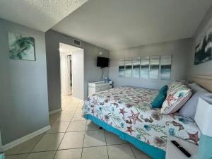 ein Schlafzimmer mit einem Bett und einem gefliesten Boden in der Unterkunft Oceanfront 2BR King Suite Atlantica Resort in Myrtle Beach