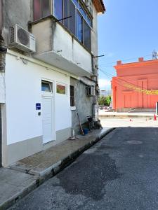 un edificio bianco con una porta sul lato di una strada di Marina Private Room Shkoder a Shkodër