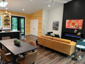 Posezení v ubytování Modern Mountain Getaway with Hot Tub, Fire Pit