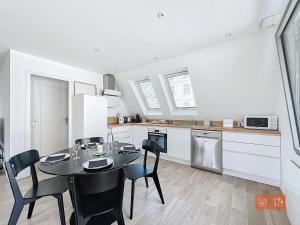 Кухня или мини-кухня в La Terrasse : 1er étage villa proche plage
 +7 фотографий