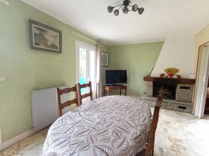 プルームール・ボドゥーにあるMaison avec WIFI, jardin clos, terrasse, à 600m de la plage - Pleumeur-Bodou - FR-1-368-425のベッドとテレビのある寝室