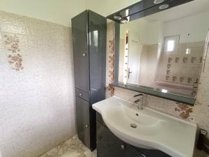 プルームール・ボドゥーにあるMaison avec WIFI, jardin clos, terrasse, à 600m de la plage - Pleumeur-Bodou - FR-1-368-425の洗面台と鏡のあるバスルーム +24枚の写真