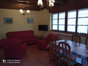 a living room with a table and a couch at Casa Rural Llendelriu in Villahormes