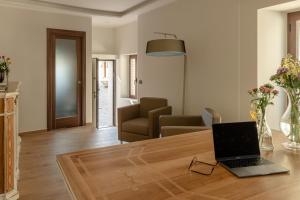 ein Laptop auf einem Holztisch in einem Wohnzimmer in der Unterkunft CasaTecla in Civita + 41 Fotos