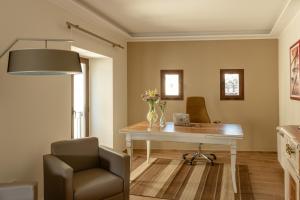 ein Büro mit Schreibtisch, Stuhl und Laptop in der Unterkunft CasaTecla in Civita