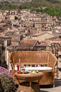 Ein Tisch und ein Stuhl auf einem Balkon mit Blick auf eine Stadt in der Unterkunft CasaTecla in Civita