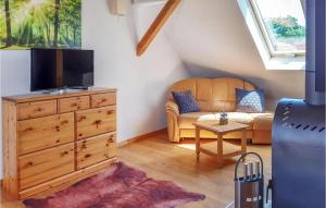 Μια τηλεόραση ή/και κέντρο ψυχαγωγίας στο Nice Home In Neu Zauche Ot Caminche